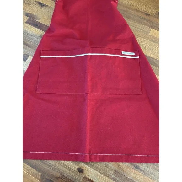 Sur la Table Apron Signature Red 100% Cotton Pockets O/S Adjustable Never Used - Picture 3 of 14